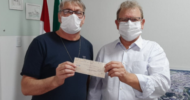 Entrega do cheque de R$ 50 mil, no gabinete do prefeito Hélio Cesa