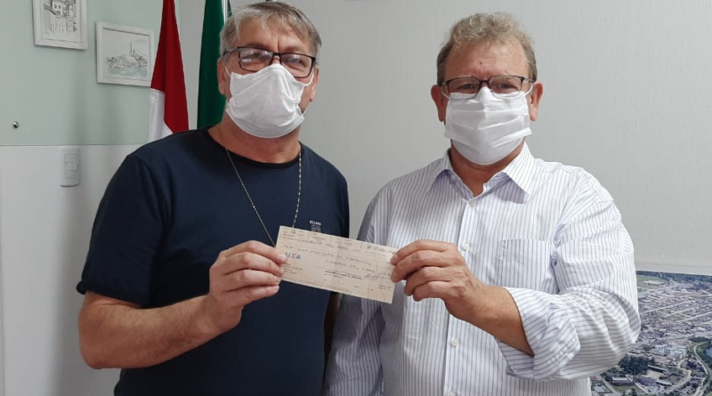 Entrega do cheque de R$ 50 mil, no gabinete do prefeito Hélio Cesa